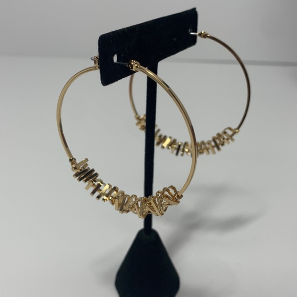 Nine West Womens Gold Tone Beyonce Selena Gomez Style Hoop Wife Gift Earrings A4 - Picture 1 of 8